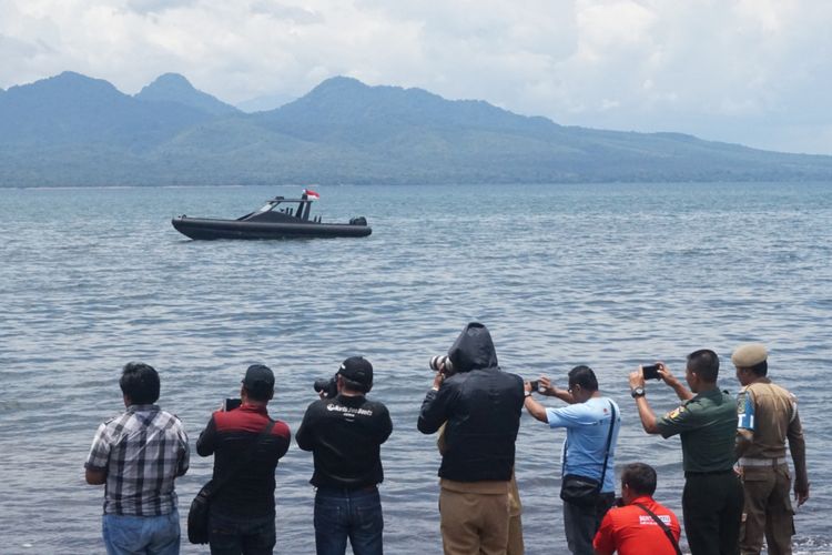 Sejumlah jurnalis di Pantai Cacalan sedang mengabadikan kapal cepat X2K Carbotech di Selat Bali  Senin (12/3/2018)