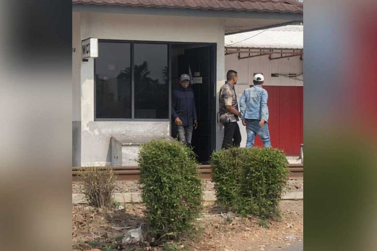 Tegur Pemotor Terobos Palang, Petugas Perlintasan Kereta di Garut Dikeroyok