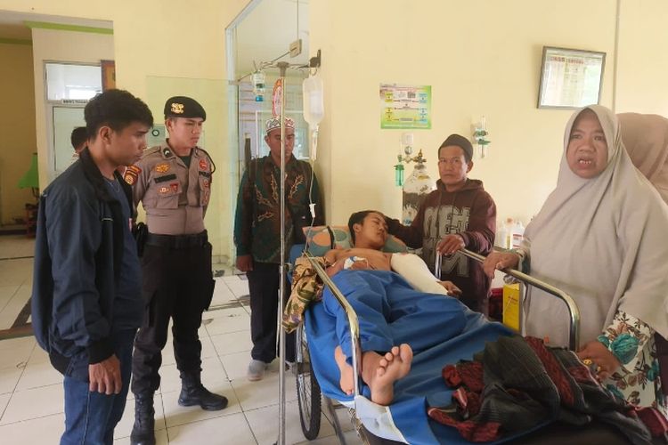 Korban yang diterkam buaya saat diberikan perawatan medis di RSUD Indragiri Hilir, Riau, Rabu (10/4/2024).