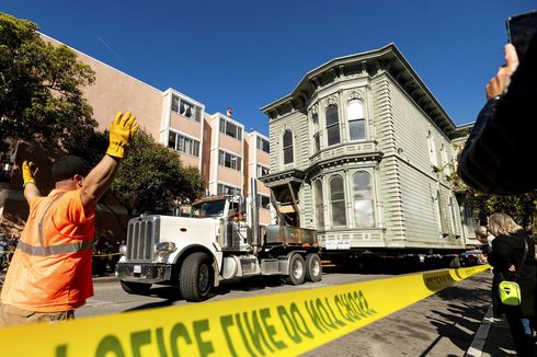 Rumah Gaya Victoria Berusia 139 Tahun Dipindahkan secara Utuh Lewati Jalan San Francisco