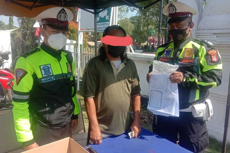 Penjual formulir vaksinasi Covid-19 di alun-alun Kota Serang, Banten diamankan polisi