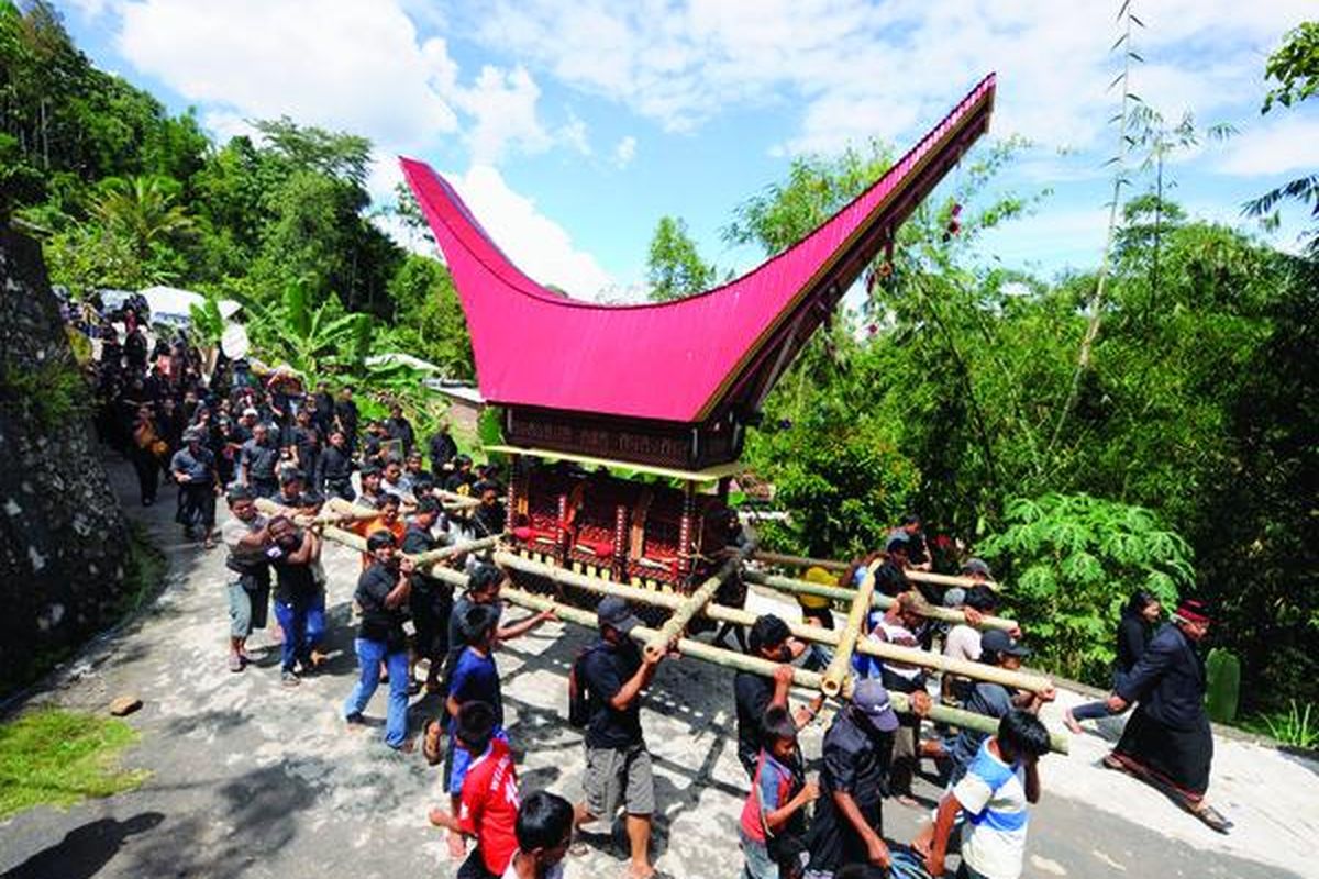 Suasana rambu solo atau upacara penguburan jenazah di Desa Meruang, Kabupaten Toraja Utara, Sulawesi Selatan, Sabtu (22/12). Rambu solo' paling banyak digelar pada bulan Juli dan Desember saat para perantau Toraja mudik.
