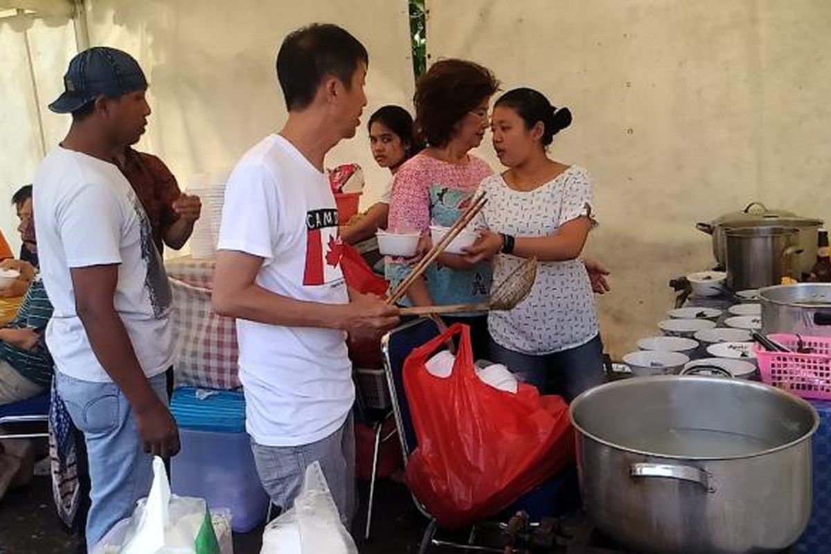 Bakmi ayam disajikan di TPS 54 atau lokasi calon gubernur nomor pemilihan dua DKI Jakarta Basuki Tjahaja Purnama atau Ahok mencoblos, di Pantai Mutiara, Jakarta Utara, Rabu (15/2/2017).