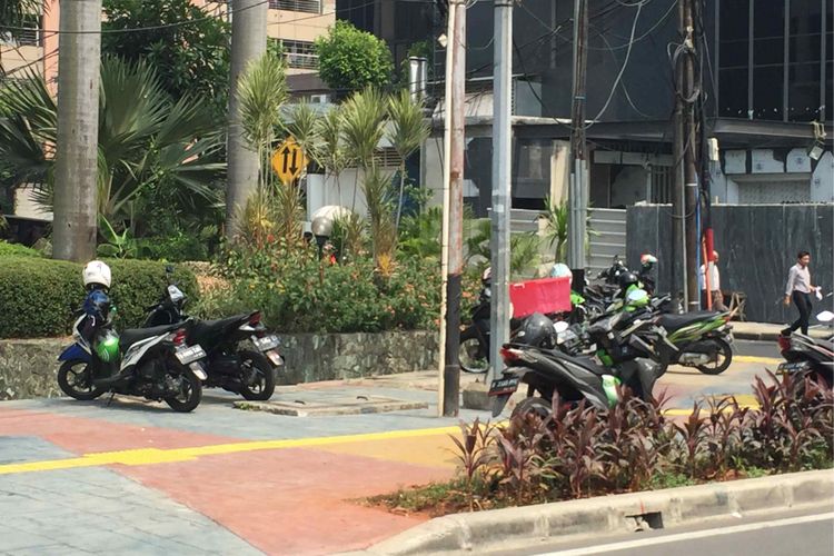 Belasan sepeda motor parkir sembarangan di trotoar yang berada di Jalan Sunda, Jakarta Pusat, Selasa (18/7/2018). Pantauan Kompas.com di lokasi, belasan motor yang diparkir memakan sebagian trotoar. Sejumlah pejalan kaki tampak harus mengalah dan memilih ruas jalan lain untuk melintas.