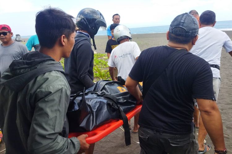Tim SAR bersama warga saat mengevakuasi jenazah, IPR (13), yang tewas tenggelam di Pantai Biaung, Kecamatan Denpasar Timur, Kota Denpasar, Bali pada Minggu (10/12/2023). /Dok. Humas Polresta Denpasar