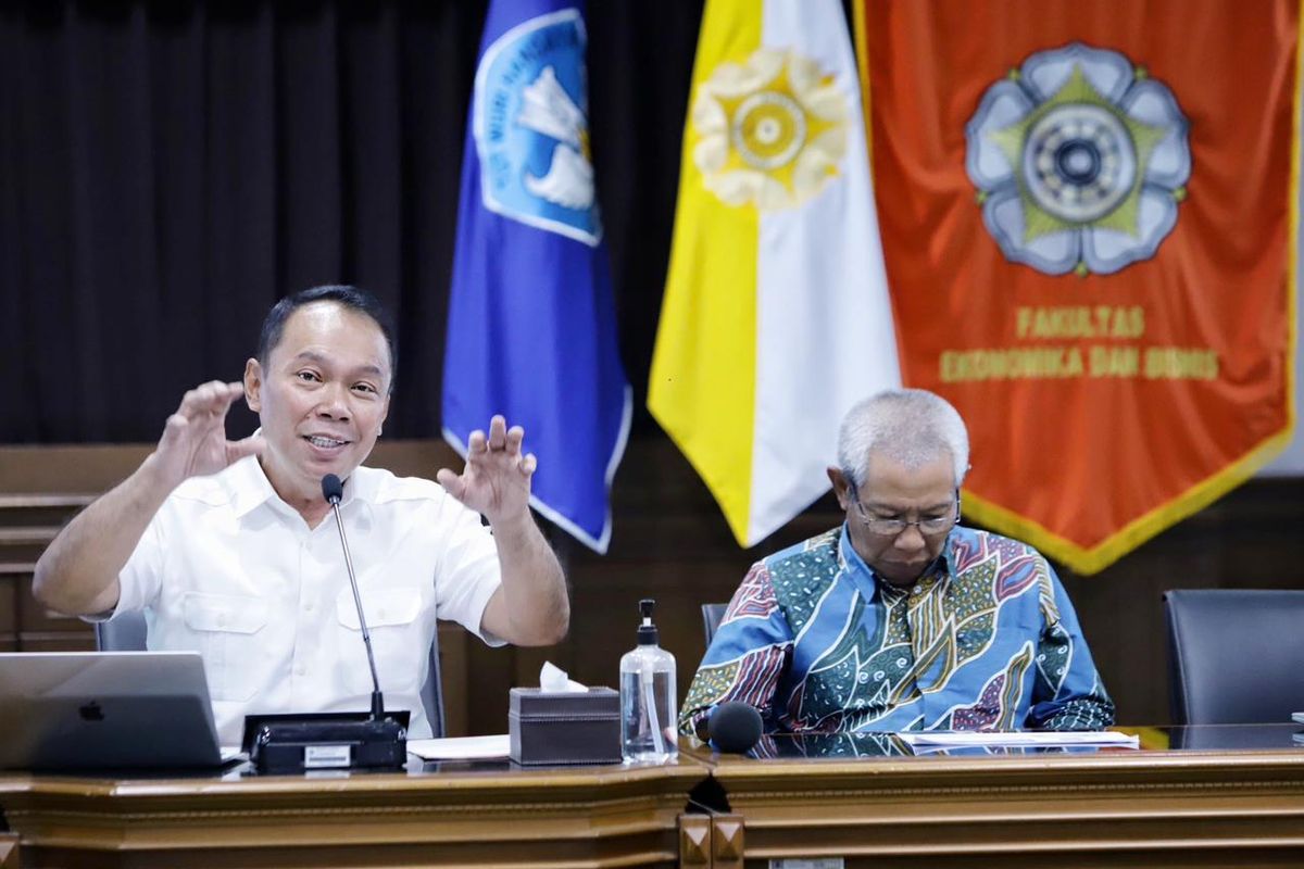 Direktur Utama (Dirut) PT Jasa Raharja (Persero) Rivan A Purwantono memberikan kuliah umum kepada mahasiswa Magister Manajemen (MM) Universitas Gadjah Mada (UGM) dengan tema Etika Bisnis dan Keberlanjutan, Selasa (4/6/2024).