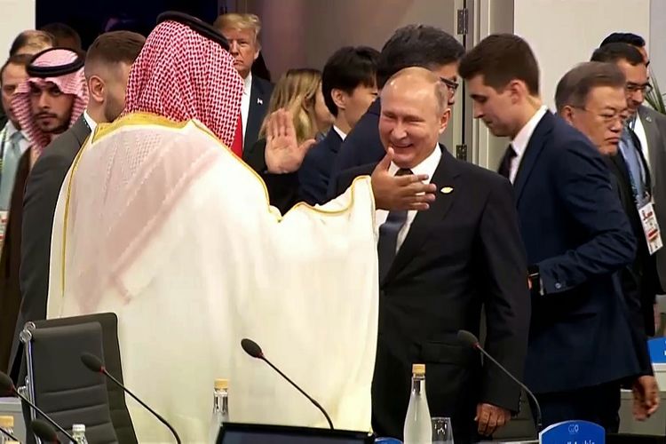 Dalam potongan video saat berlangsung KTT G20 di Buenos Aires, Argentina, Presiden Rusia Vladimir Putin melakukan tos dengan Putra Mahkota Arab Saudi Mohammed bin Salman.