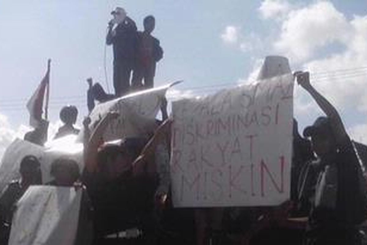 Massa saat menggelar aksi desakan mundur terhadap Kepala Sekolah SMAN 2 Bangkalan