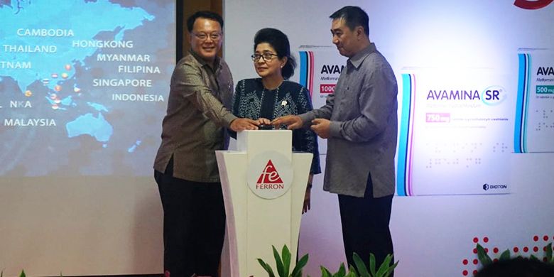 Direktur Utama PT Ferron Par Pharmaceuticals Krestijanto Pandji, Menteri Kesehatan Nila Moeloek, dan Direktur PT Ferron Par Pharmaceuticals Benny Sutisna Suwarno menekan sirine pelepasan ekspor produk Avamina SR® ke Polandia.