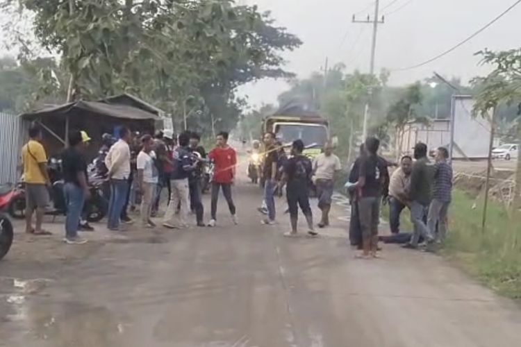 BERKERUMUN—Inilah salah satu potong video kerumunan warga usai terjadi pemukulan terhadap Agus Riyanto dengan tersangka MS, salah satu anggota LSM di Kabupaten Madiun, Jawa Timur.