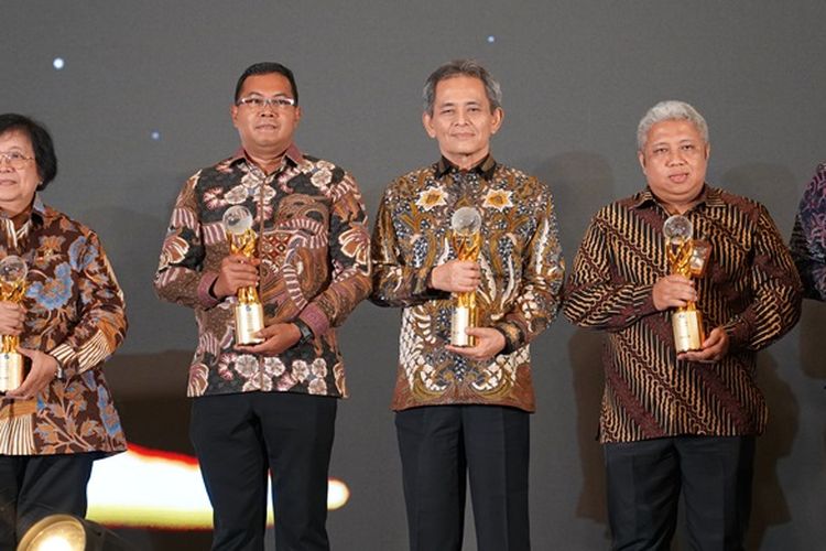 Penyerahan Trophy Emas Penghargaan Bhumandala Kanaka di Hotel Discovery Kartika Plaza Bali, Senin (6/11/2023)
