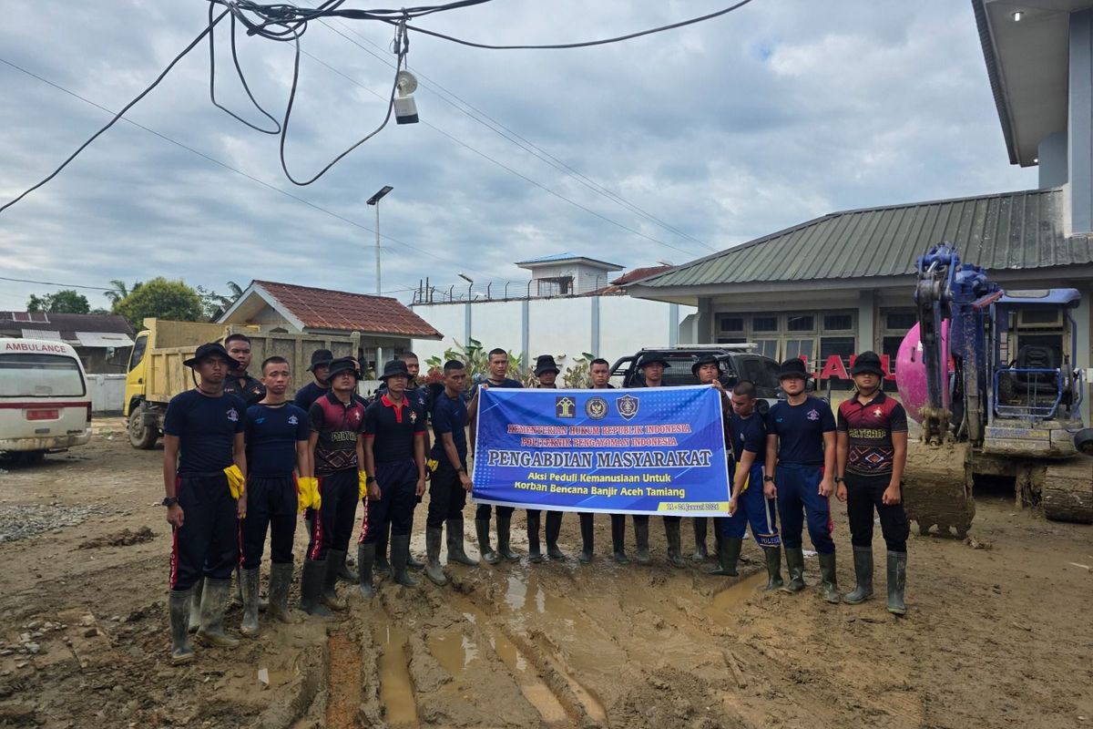 Taruna Politeknik Pengayoman Indonesia (Poltekpin) melaksanakan pembersihan lingkungan di Kabupaten Aceh Tamiang, Rabu (14/1/2026).