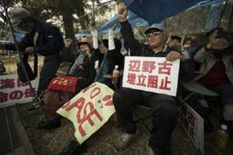 Sejak cukup lama, banyak warga Okinawa berkampanye menentang kehadiran besar-besaran militer AS.