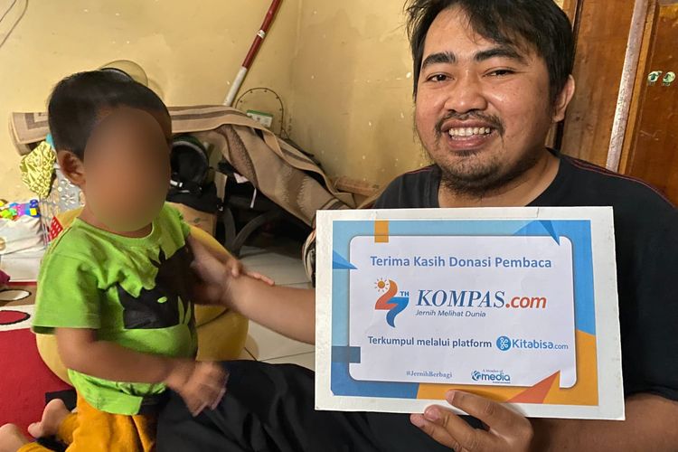 Anak pengemudi ojek online Fajar (32) bernama Fikar (3) yang mengidap thalasemia telah menerima donasi dari pembaca Kompas.com. Total donasi Rp 9,4 juta. 