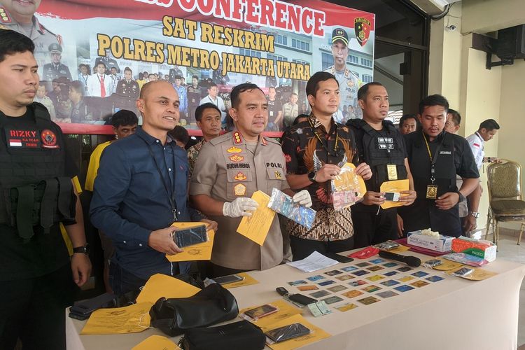 Polisi membeberkan kasus penipuan dan skimming ATM yang dilakukan empat orang tersangka di Polres Metro Jakarta Utara, Jumat (28/2/2020)