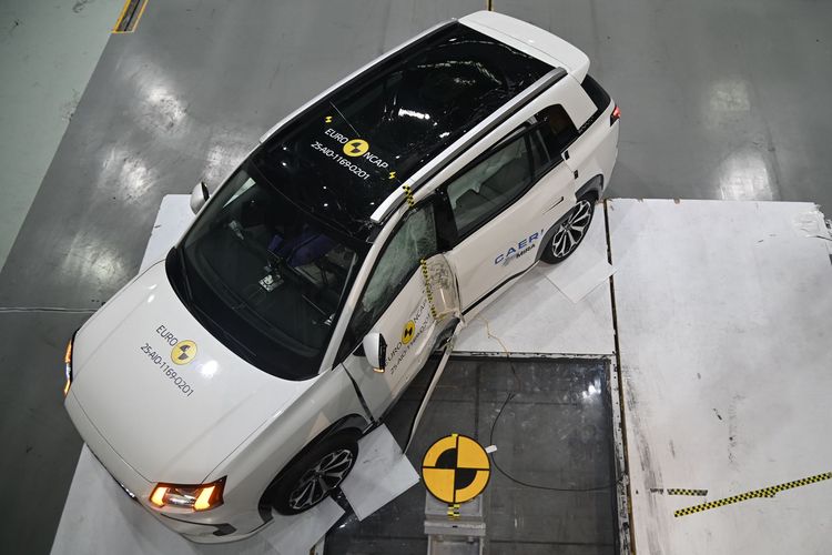 Tes tabrak mobil listrik AION V