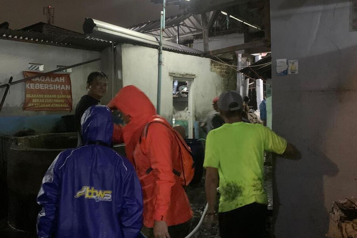 Petugas Diskar PB Kota Bandung tengah menyedot luapan air sngai citepus yang membanjiri 32 rumah di Gang Tresna Kelurahan Cibadak Kecamatan Astana Anyar, Kota Bandung, Jumat (24/1/2025)