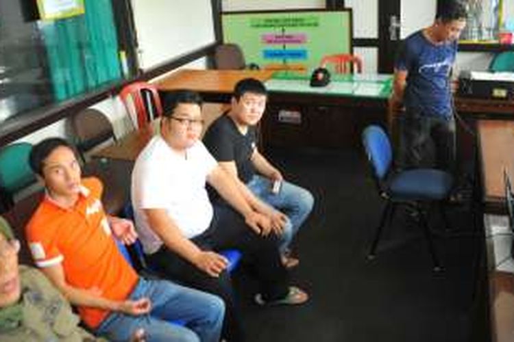 Tiga WNA asal China saat diamankan di kantor Satpol PP, Pontianak (25/10/2016)