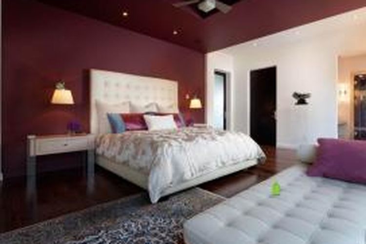 Suasana gelap seperti deep burgundy atau ungu tua, merah anggur, dan coklat kemerahan diperlukan dalam ruangan seperti kamar tidur yang mengutamakan kenyamanan.