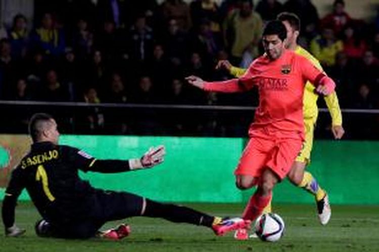 Striker Barcelona, Luis Suarez, saat melepaskan tendangan yang berujung gol ke gawang Villarreal, pada laga led kedua semifinal Copa del Rey, Rabu (4/3/2015). 