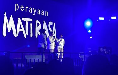 Iqbaal Ramadhan dan Umay Shahab tengah memperkenalkan film terbaru mereka yang berjudul Perayaan Mati Rasa.