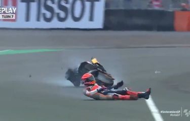 Pebalap Repsol Honda Team Marc Marquez jatuh saat sesi pemanasan MotoGP di Pertamina Mandalika International Street Circuit, Lombok Tengah, NTB, Minggu (20/3/2022). Kecelakaan ini untuk yang keempat kalinya dialami Marc Marquez di MotoGP Mandalika.