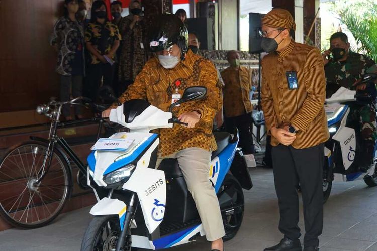 Bupati Blora, Arief Rohman saat mencoba mengendarai motor listrik di halaman Pendopo Rumah Dinasnya, Selasa (14/12/2021)