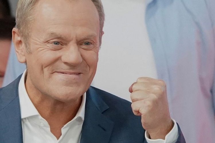 Ketua oposisi utama Polandia Donald Tusk yang juga merupakan mantan perdana menteri dan kepala blok Civic Coalition, bereaksi atas keunggulan partainya di pemilu Polandia pada Minggu (15/10/2023).