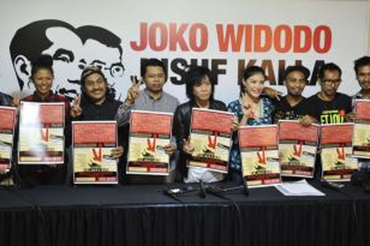 Sejumlah artis seperti band Slank, penyanyi Dira Sugandi, J Flow, serta artis peran dan model Olga Lidya memberikan keterangan menjelang Konser Salam 2 Jari di Jakarta, Rabu (2/7/2014). Kaaaaaonser yang rencananya akan digelar 5 Juli mendatang di Stadion Utama Gelora Bung Karno, Senayan, Jakarta, itu akan melibatkan sejumlah artis, komedian, musisi, dan pelaku seni lainnya dalam rangka mendukung pasangan calon presiden-calon wakil presiden Joko Widodo atau Jokowi-Muhammad Jusuf Kalla atau JK.