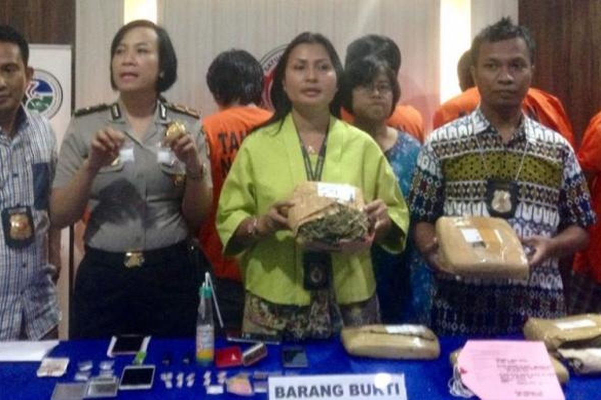 Kasat Narkoba Polres Metro Jaksel Kompol Vivick Tjangkung (tengah) saat konferensi pers di Polda Metro Jakarta Selatan, Jumat (10/3/17).