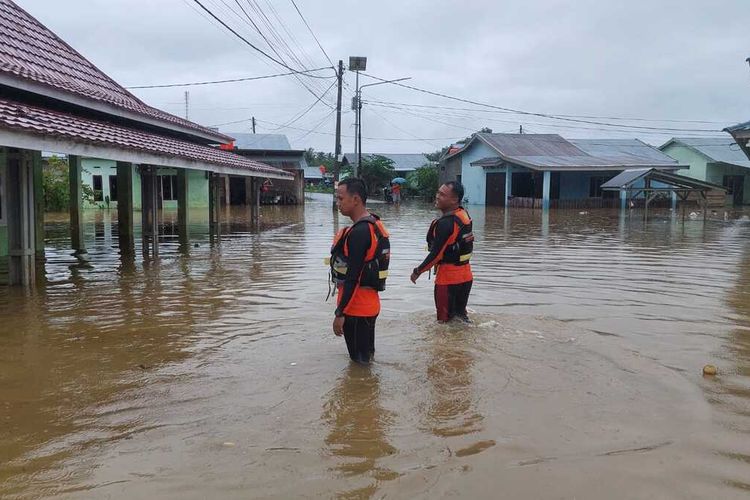 Petugas melakukan pemantauan dan evakuasi banjir di Bengkulu