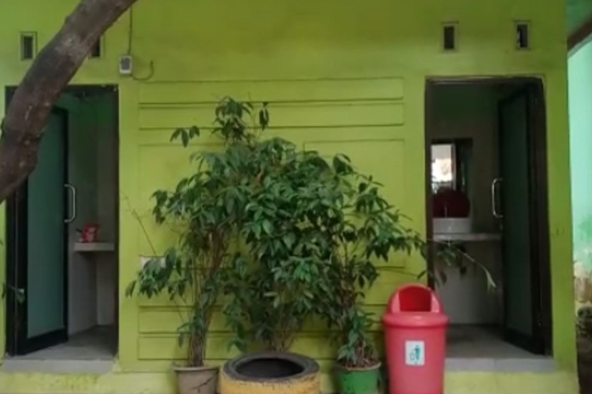 Salah satu smart toilet atau toilet pintar di Makassar. Proyek dengan nilai total Rp 17 miliar ini tengah diusut kejaksaan. Beberapa toilet alih fungsi jadi gudang dan banyak yang rusak.