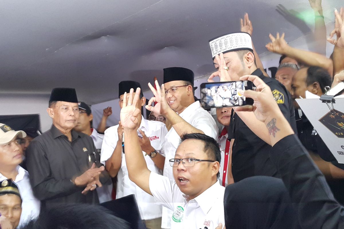 Calon gubernur DKI Jakarta Anies Baswedan menghadiri acara deklarasi Relawan Agus-Sylvi for Anies-Sandi di Utan Kayu, Matraman, Jakarta Timur, Selasa (7/3/2017).