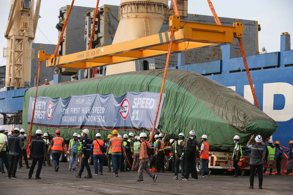 Rangkaian Kereta Cepat Jakarta-Bandung diturunkan dari kapal di Pelabuhan Tanjung Priok, Jakarta, Jumat (2/9/2022). Rangkaian kereta tersebut merupakan pengiriman tahap awal dari pelabuhan Qingdao di Provinsi Shandong, China, pada 21 Agustus 2022 lalu.