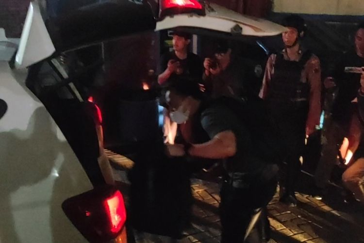8 Jam Geledah Kantor Bea Cukai Kudus, Penyidik KPK Keluar Bawa 2 Koper Hitam dan Tas