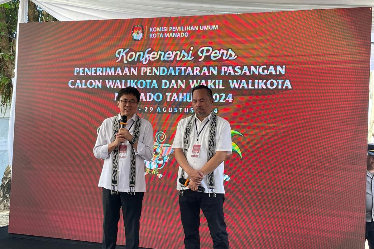 Bakal pasangan calon petahana Andrei Angouw-Richard Sualang saat memberikan keterangan pers usai mendaftarkan diri ke Komisi Pemilihan Umum (KPU) Kota Manado, Rabu 28/08/2024) pukul 09.29 Wita.
