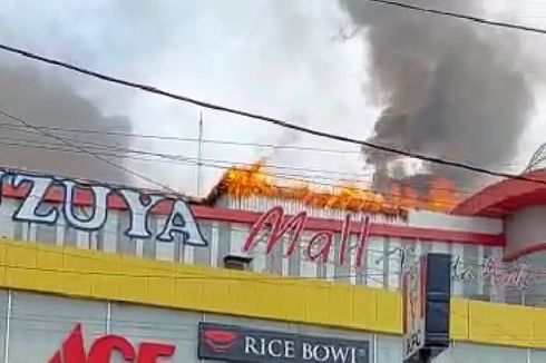 Pusat Perbelanjaan Suzuya Mall di Banda Aceh Terbakar