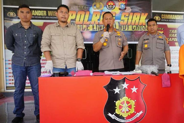 Kapolres Siak AKBP Doddy F Sanjaya mengadakan konferensi pers pengungkapan kasus karhutla dengan menangkap satu orang pelaku di Kampung Tanjung Kuras, Kecamatan Sungai Apit, Kabupaten Siak, Riau, Selasa (10/3/2020).