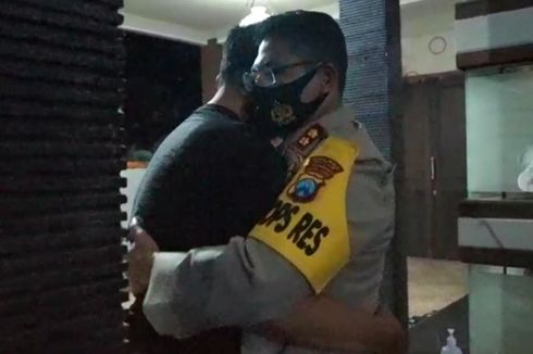 Berdamai, Kasat Sabhara dan Kapolres Blitar Saling Berpelukan