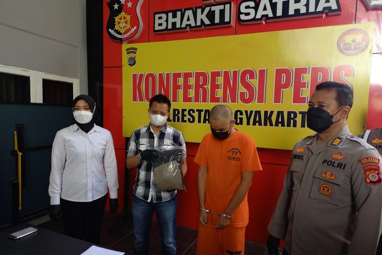 polisi tunjukkan barang bukti persetububan yang dilakukan AA di Pokresta Yogyakarta, Kamis (15/9/2022)