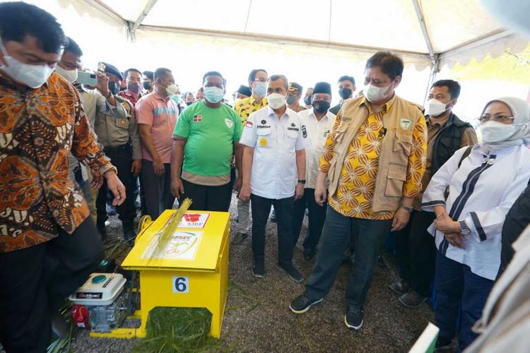 Menko Airlangga Hartarto melihat pengoperasian mesin pembersih lidi pelepah sawit saat berkunjung ke kebun sawit milik petani di Kampung Libo Jaya, Kecamatan Kandis, Kabupaten Siak, Kamis (24/2/2022).