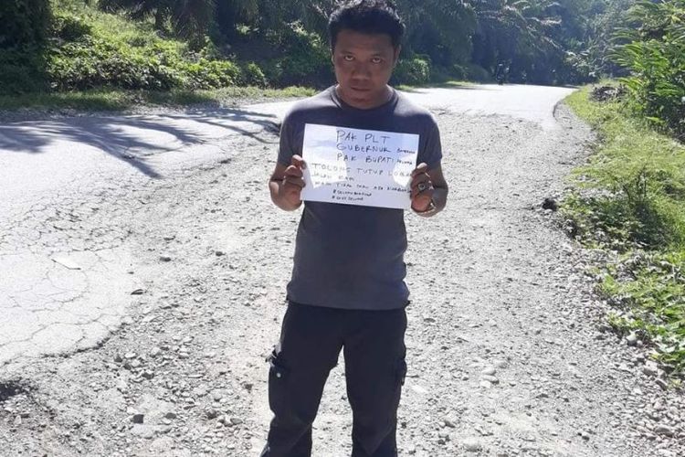 Anton Zakaria melakukan protes jalan rusak di Bengkulu.