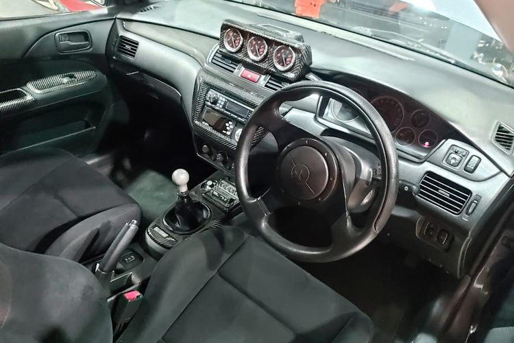 Beberapa komponen pada interior Mitsubishi Lancer Evolution VIII milik Rio dilapisi bahan serat karbon