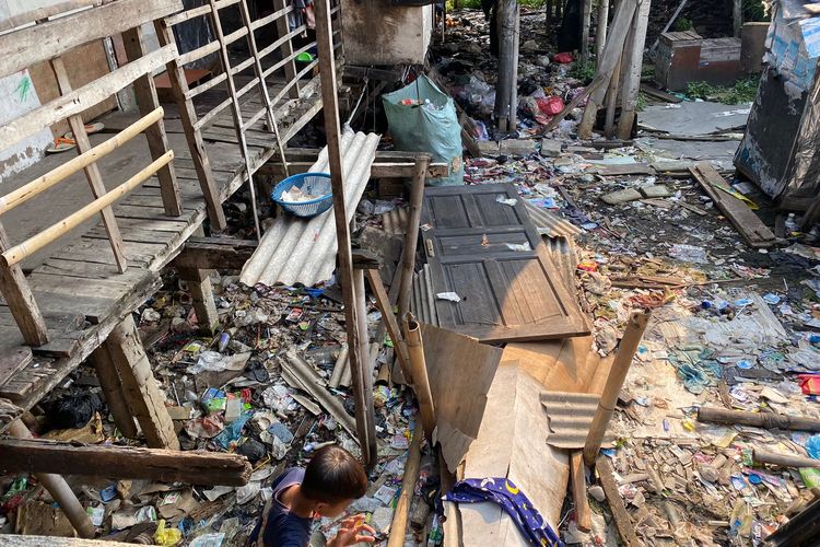 Kondisi rumah panggung di RT 017/RW 04, Kapuk Muara, Penjaringan, Jakarta Utara yang kolongnya dipenuhi dengan sampah.