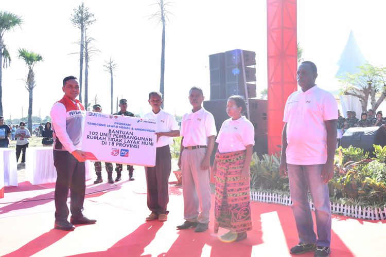 Pertamina dan TNI AD memberikan bantuan 102 pembangunan Rumah Tidak Layak Huni (RTLH) kepada warga Desa Manusak, Kecamatan Kupang Timur, Kabupaten Kupang, Nusa Tenggara Timur (NTT), Selasa (30/7/2024).