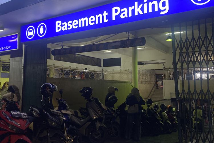 Jukir Liar di Blok M Bikin Pengunjung Terpaksa Bayar Tambahan meski Ada Parkir Resmi