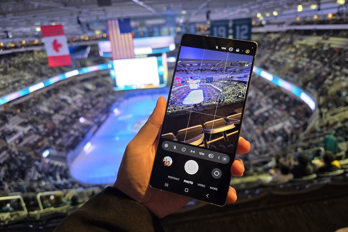 Samsung Galaxy S25 Ultra menjadi andalan untuk membidik momen-momen seru di pertandingan Hoki antara San Jose Sharks vs Nashville Predators, Jumat (24/1/2025).