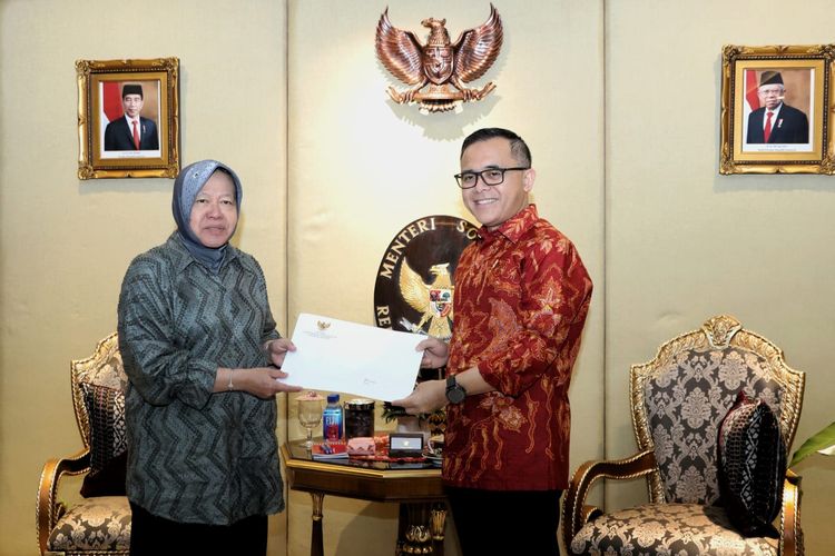 Menpan-RB Abdullah Azwar Anas saat menyerahkan izin prinsip formasi ASN Kemensos kepada Menteri Sosial (Mensos) Tri Rismaharini di Jakarta, Jumat (19/4/2024).