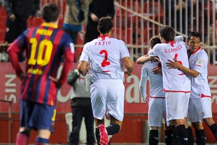 Bek Sevilla, Alberto Moreno, merayakan golnya bersama rekan-rekannya dalam lanjutan Liga BBVA melawan Barcelona, Minggu (9/2/2014). 