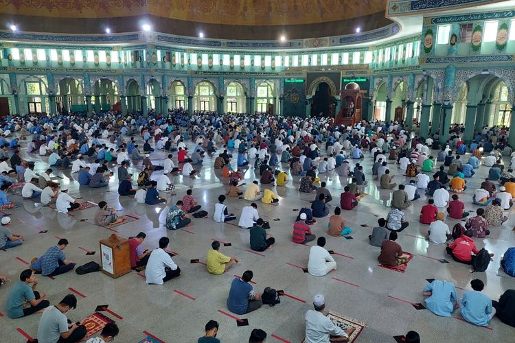 Suasana peribadatan Shalat jumat di Masjid Raya-Alzom, Kota Tangerang, Jumat (20/5/2022).